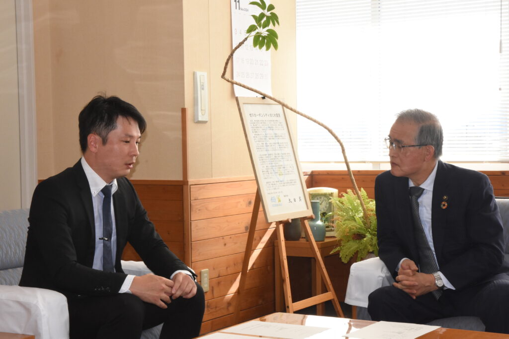 太田市長と意見を交わす庄司さん