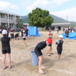 水鉄砲で水を掛け合う子どもたち＝岡山県津山市で