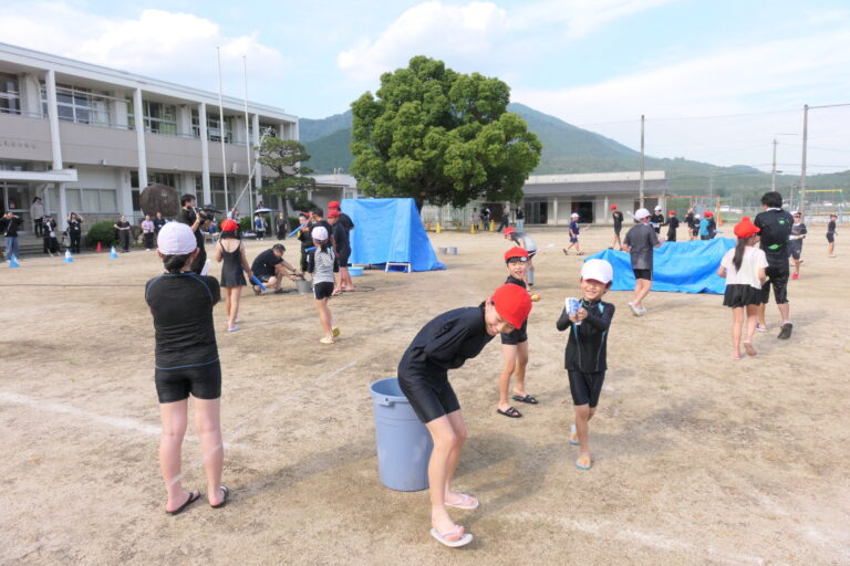 水鉄砲で水を掛け合う子どもたち＝岡山県津山市で
