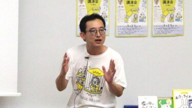 憲法についてわかりやすく説明する楾さん=岡山県津山市で