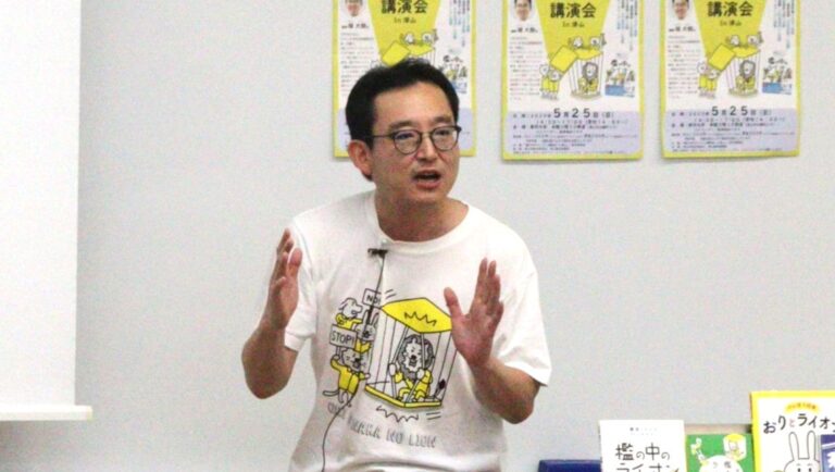 憲法についてわかりやすく説明する楾さん=岡山県津山市で
