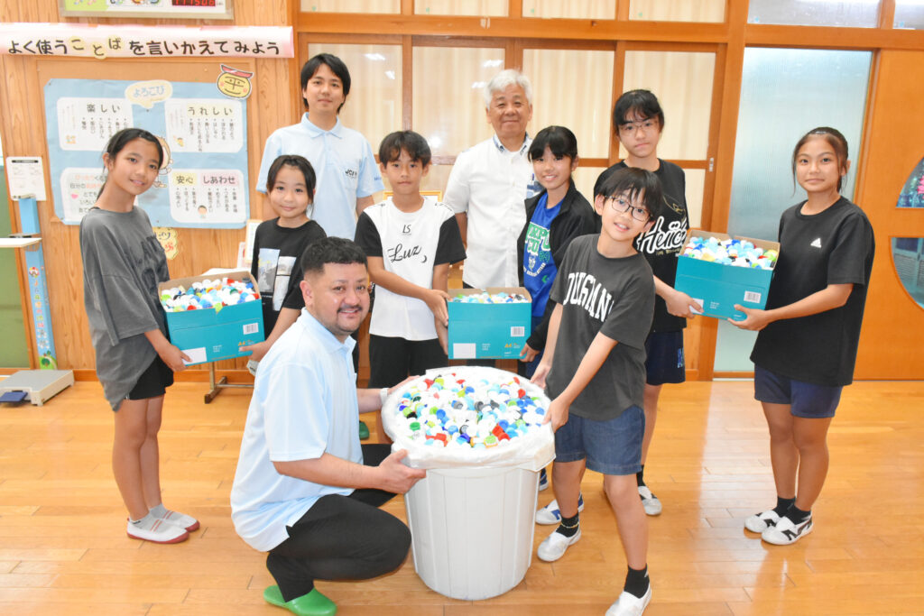 平良第一小の児童たちが、宮古JCメンバーにペットボトルキャップを贈呈=宮古島市で