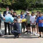 キャップを岩元社長に手渡す津山JCメンバー=岡山県津山市で