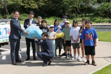 キャップを岩元社長に手渡す津山JCメンバー=岡山県津山市で