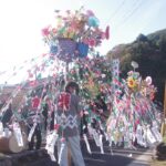 奉納された色鮮やかな「花」=岡山県津山市で