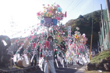 色鮮やかな「花」奉納　４年ぶり県文化財の「花祭り」　参拝客ら一斉に飛びかかる／岡山・津山市