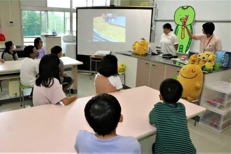 スナック菓子の製造工程について見聞きする広野小の児童