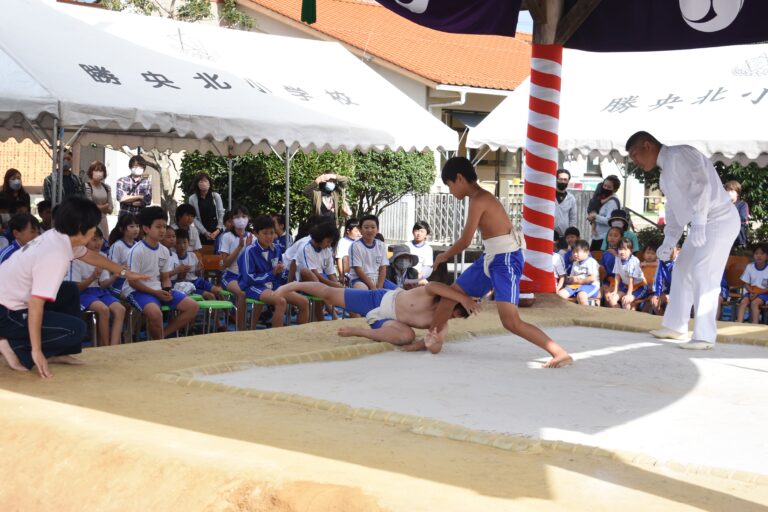 角土俵で白熱した取組を見せる児童