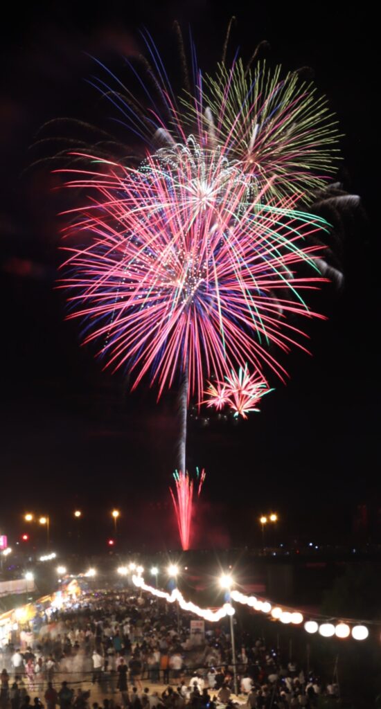夜空を彩る大迫力の花火=岡山県津山市で