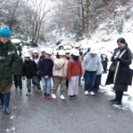 サルがいた痕跡を探す児童ら=岡山県真庭市で