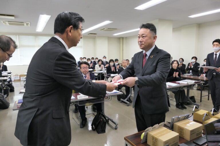 目録を手渡す神田理事長=岡山県津山市で