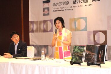 アートディレクターの続投が決まった長谷川さん=岡山県津山市で