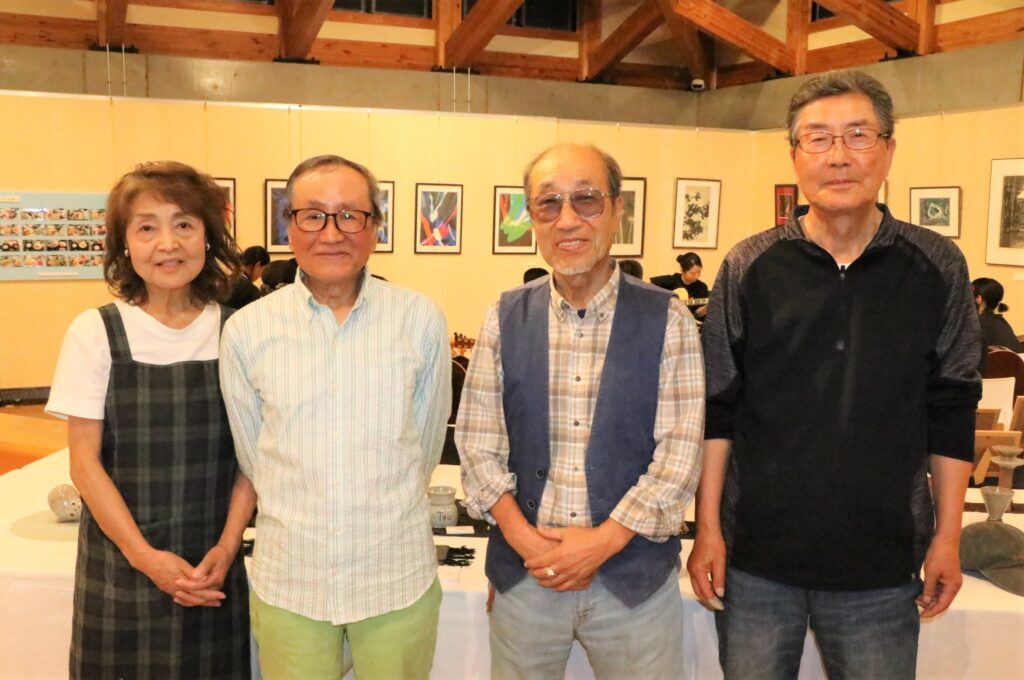 4人展を開催中の（左から）藤井さん、西浦さん、黒住さん、柴田さん