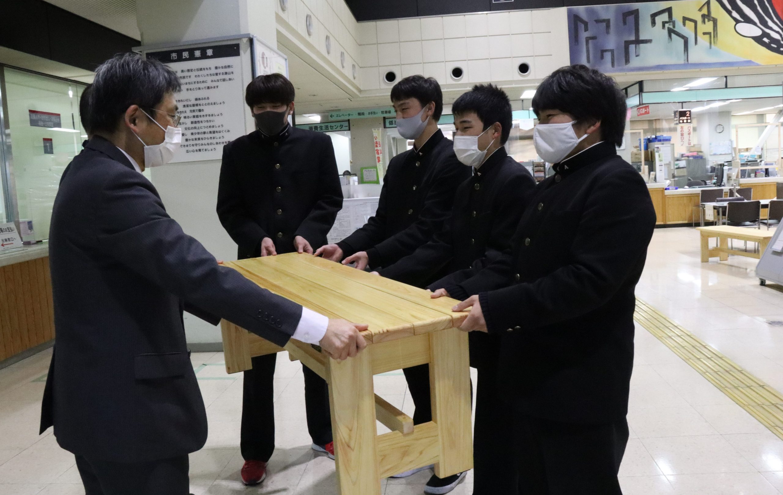津山工業高校建築科、木製ベンチ４台を津山市に寄贈