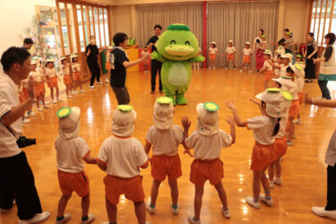 ごんちゃんと一緒に楽しく踊る園児たち=岡山県津山市で