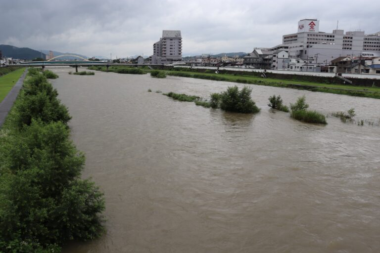 梅雨前線に伴う雨激しく