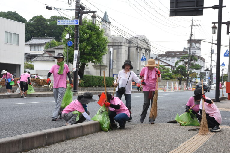 津山商工会議所周辺でごみを拾って歩く参加者=岡山県津山市で