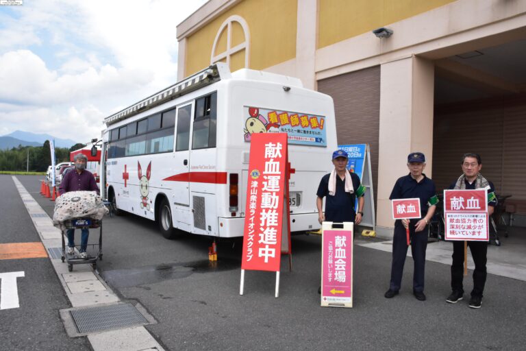 献血への協力を呼び掛ける津山衆楽ライオンズクラブ会員=岡山県鏡野町で