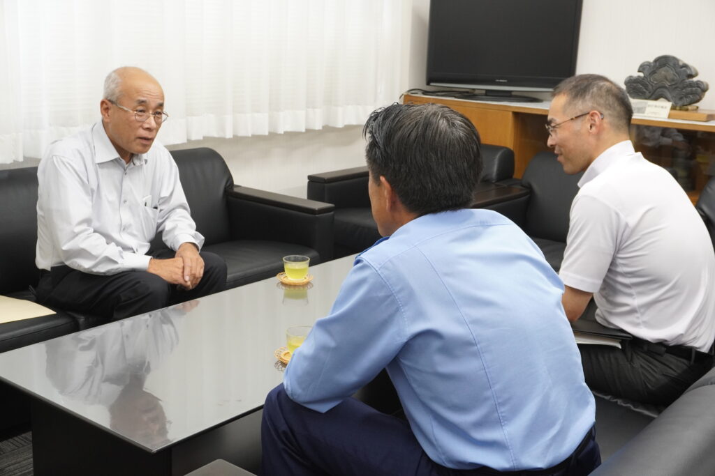 特殊詐欺を未然に防いだ松田社長（左）