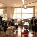 児童から寄せられた相談の結果について解説する八木委員=岡山県津山市で