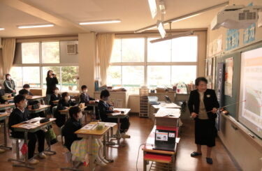 児童から寄せられた相談の結果について報告する八木委員=岡山県津山市で