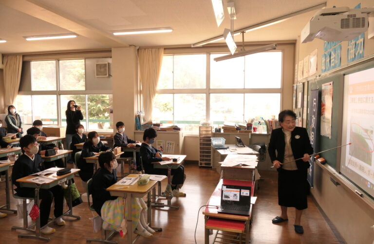 児童から寄せられた相談の結果について解説する八木委員=岡山県津山市で