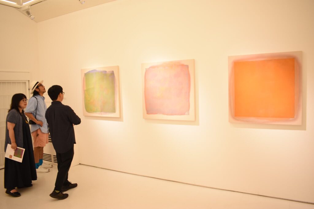 独自の表現を追求する小野さんの作品