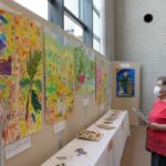 会場に飾られた湧気自然塾の子どもたちの作品