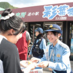 クマや詐欺の被害防止を呼びかける安倉柚羽さん＝岡山県美作市で