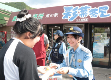 クマや詐欺の被害防止を呼びかける安倉柚羽さん＝岡山県美作市で