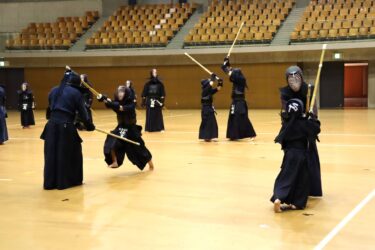 初稽古に励む参加者=岡山県美作市で