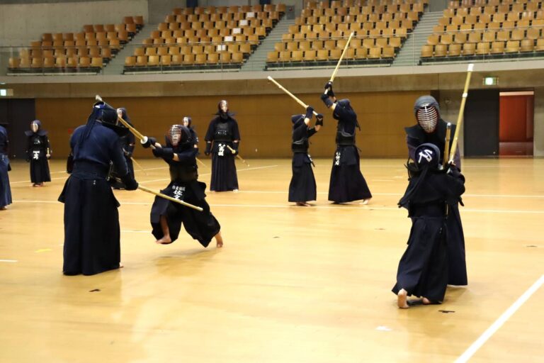 初稽古に励む参加者=岡山県美作市で