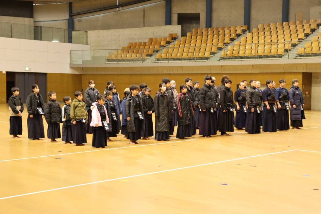 式に臨み、気持ちを新たにする参加者