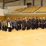 式に臨み、気持ちを新たにする参加者