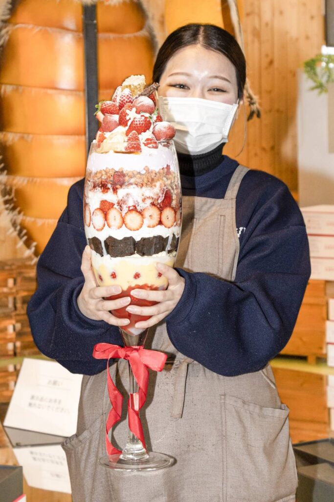 イチゴをふんだんに使った「ハニーストロベリーパフェ　ロイヤル」（山田養蜂場提供）