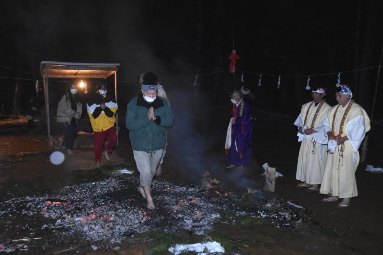 泉水寺（下田邑）で、火渡りの行