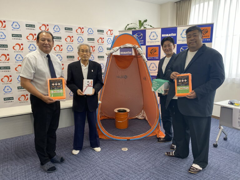 三井住友海上と美作グループが美作高校に寄贈したテント付き簡易トイレや非常用圧縮毛布など＝岡山県津山市で