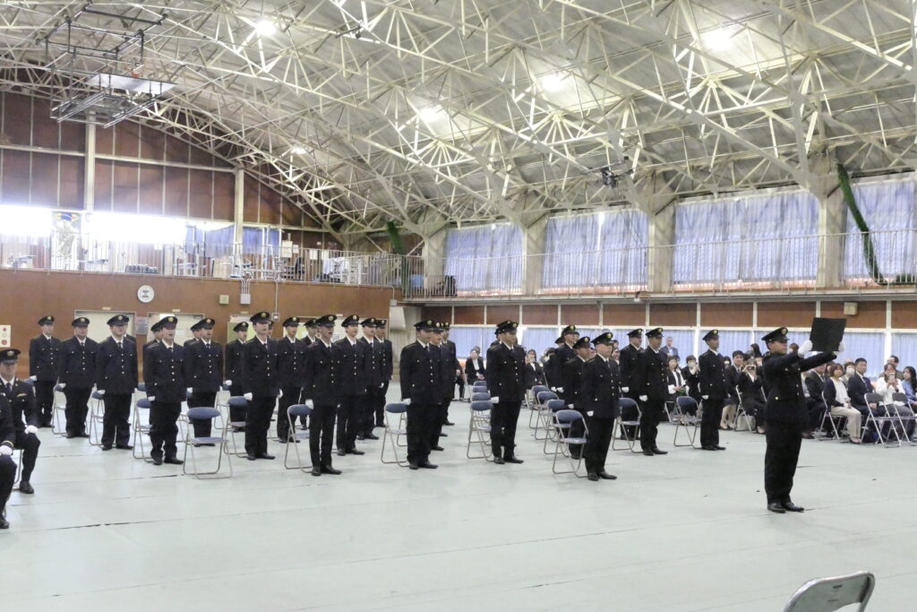 宣誓の言葉を述べる自衛官候補生たち