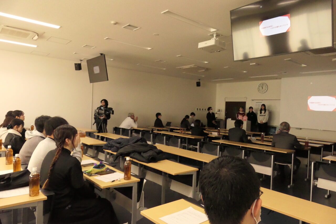 作品を発表する学生たち=岡山県津山市で