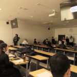 作品を発表する学生たち=岡山県津山市で