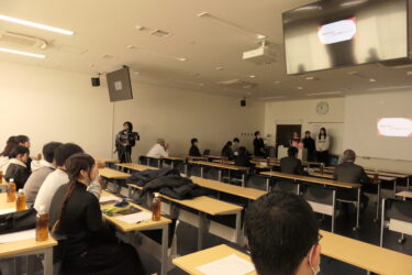 作品を発表する学生たち=岡山県津山市で