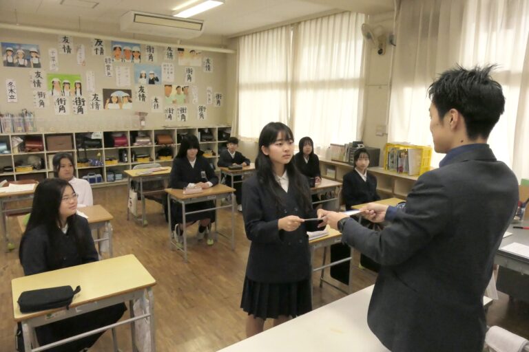 通知表「あゆみ」を受け取る児童=岡山県津山市、高田小学校で