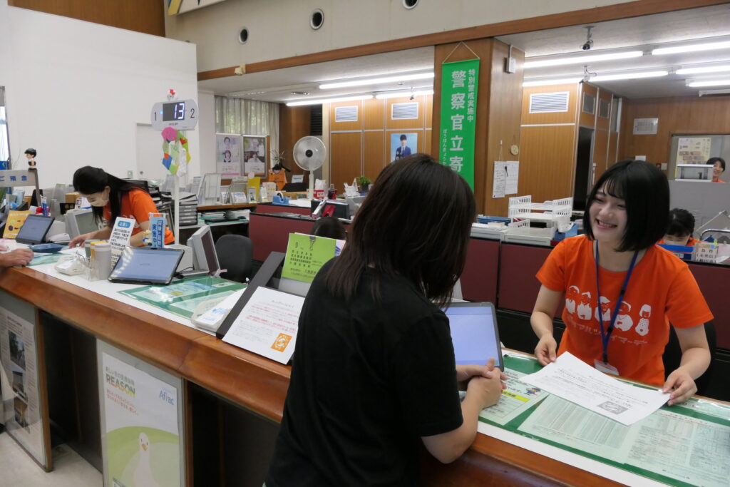 来店者に認知症への理解を呼びかる職員＝津山信用金庫本店で