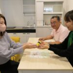 サプリメントを受け取る女性=岡山県美咲町で