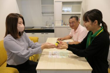 サプリメントを受け取る女性=岡山県美咲町で