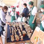 美作大学での移動アンテナショップで接客をする生徒たち=岡山県津山市で