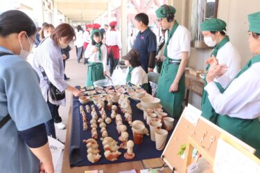 美作大学での移動アンテナショップで接客をする生徒たち=岡山県津山市で