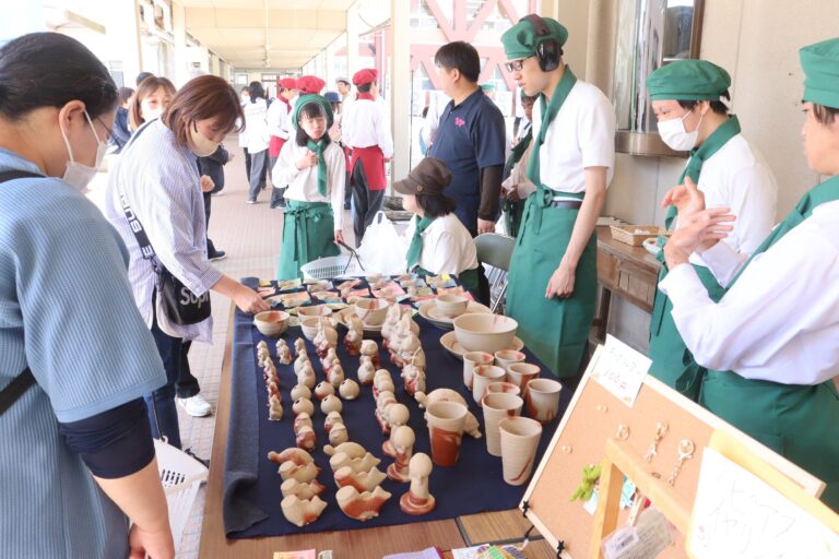美作大学での移動アンテナショップで接客をする生徒たち=岡山県津山市で