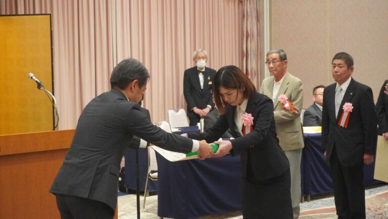 表彰状を受ける学生=岡山県津山市で