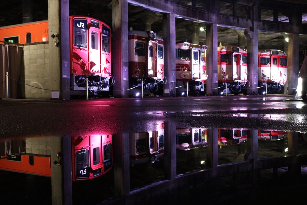 水たまりに映る館内の展示車両